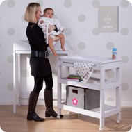 Foto toont een mama met baby in de armen aan een verzorgingstafel van het merk childwood